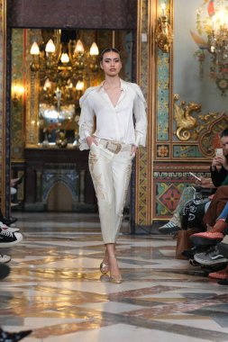 Madrid 'deki Santa Isabel Sarayı' nda Madrid Moda Haftası 'nda atölye tasarımları sırasında Susana Hidalgo tarafından yapılan modeller sergileniyor. Marzo 2024 İspanya