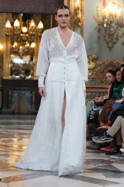 Madrid 'deki Santa Isabel Sarayı' nda Madrid Moda Haftası 'nda atölye tasarımları sırasında Susana Hidalgo tarafından yapılan modeller sergileniyor. Marzo 2024 İspanya