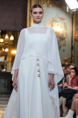 Madrid 'deki Santa Isabel Sarayı' nda Madrid Moda Haftası 'nda atölye tasarımları sırasında Susana Hidalgo tarafından yapılan modeller sergileniyor. Marzo 2024 İspanya
