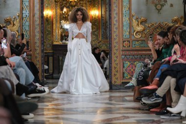 Madrid 'deki Santa Isabel Sarayı' nda Madrid Moda Haftası 'nda atölye tasarımları sırasında Susana Hidalgo tarafından yapılan modeller sergileniyor. Marzo 2024 İspanya