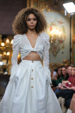 Madrid 'deki Santa Isabel Sarayı' nda Madrid Moda Haftası 'nda atölye tasarımları sırasında Susana Hidalgo tarafından yapılan modeller sergileniyor. Marzo 2024 İspanya