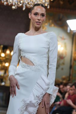 Madrid 'deki Santa Isabel Sarayı' nda Madrid Moda Haftası 'nda atölye tasarımları sırasında Susana Hidalgo tarafından yapılan modeller sergileniyor. Marzo 2024 İspanya