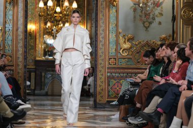 Madrid 'deki Santa Isabel Sarayı' nda Madrid Moda Haftası 'nda atölye tasarımları sırasında Susana Hidalgo tarafından yapılan modeller sergileniyor. Marzo 2024 İspanya