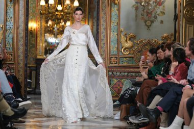 Madrid 'deki Santa Isabel Sarayı' nda Madrid Moda Haftası 'nda atölye tasarımları sırasında Susana Hidalgo tarafından yapılan modeller sergileniyor. Marzo 2024 İspanya