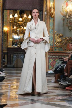 Madrid 'deki Santa Isabel Sarayı' nda Madrid Moda Haftası 'nda atölye tasarımları sırasında Susana Hidalgo tarafından yapılan modeller sergileniyor. Marzo 2024 İspanya