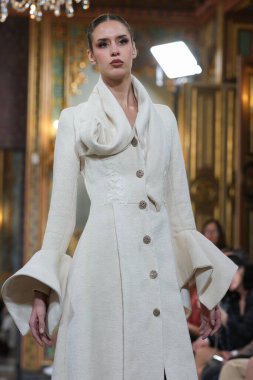 Madrid 'deki Santa Isabel Sarayı' nda Madrid Moda Haftası 'nda atölye tasarımları sırasında Susana Hidalgo tarafından yapılan modeller sergileniyor. Marzo 2024 İspanya