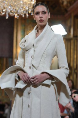 Madrid 'deki Santa Isabel Sarayı' nda Madrid Moda Haftası 'nda atölye tasarımları sırasında Susana Hidalgo tarafından yapılan modeller sergileniyor. Marzo 2024 İspanya