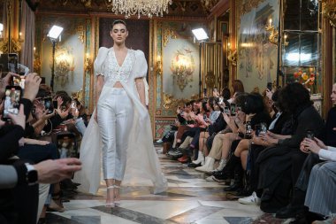 Madrid 'deki Santa Isabel Sarayı' nda Madrid Moda Haftası 'nda atölye tasarımları sırasında Susana Hidalgo tarafından yapılan modeller sergileniyor. Marzo 2024 İspanya