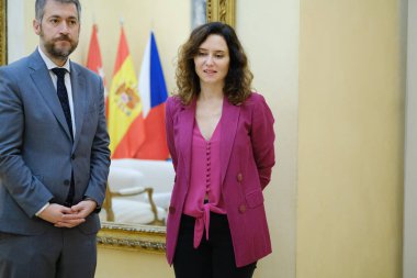 Madrid Topluluğu Başkanı Isabel Diaz Ayuso, 19 Mart 2024 tarihinde İspanya 'nın Madrid şehrinde bulunan Real Casa de Correos' ta Çek Cumhuriyeti büyükelçisini ağırlamaktadır.. 