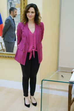 Madrid Topluluğu Başkanı Isabel Diaz Ayuso, 19 Mart 2024 tarihinde İspanya 'nın Madrid şehrinde bulunan Real Casa de Correos' ta Çek Cumhuriyeti büyükelçisini ağırlamaktadır.. 