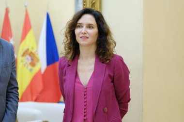 Madrid Topluluğu Başkanı Isabel Diaz Ayuso, 19 Mart 2024 tarihinde İspanya 'nın Madrid şehrinde bulunan Real Casa de Correos' ta Çek Cumhuriyeti büyükelçisini ağırlamaktadır.. 