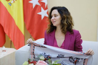 Madrid Topluluğu Başkanı Isabel Diaz Ayuso, 19 Mart 2024 tarihinde İspanya 'nın Madrid şehrinde bulunan Real Casa de Correos' ta Çek Cumhuriyeti büyükelçisini ağırlamaktadır.. 