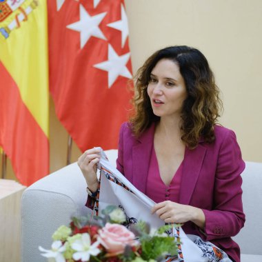 Madrid Topluluğu Başkanı Isabel Diaz Ayuso, 19 Mart 2024 tarihinde İspanya 'nın Madrid şehrinde bulunan Real Casa de Correos' ta Çek Cumhuriyeti büyükelçisini ağırlamaktadır.. 