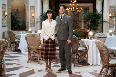 Aktörler Veronica Sanchez ve Luis Fernandez, 'La Favorita 1922' dizisinin sunumu sırasında 20 Mart 2024 'te İspanya' da poz verdiler.