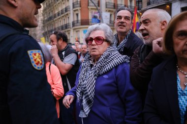 İsabel Daz Ayuso 'nun 20 Mart 2024' te Madrid 'deki yolsuzluk skandalları nedeniyle istifasını talep etmek için PP genel merkezi önünde protestocular