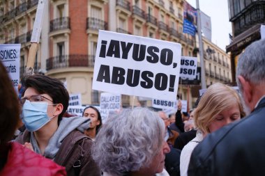 İsabel Daz Ayuso 'nun 20 Mart 2024' te Madrid 'deki yolsuzluk skandalları nedeniyle istifasını talep etmek için PP genel merkezi önünde protestocular