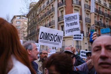 İsabel Daz Ayuso 'nun 20 Mart 2024' te Madrid 'deki yolsuzluk skandalları nedeniyle istifasını talep etmek için PP genel merkezi önünde protestocular
