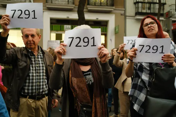 Протестующие Возле Штаб Квартиры Требуют Отставки Изабель Дас Аюсо Связи — стоковое фото