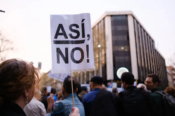 Протестующие Возле Штаб Квартиры Требуют Отставки Изабель Дас Аюсо Связи — стоковое фото