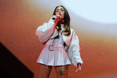 Şarkıcı Nicki Nicole, Madrid 'deki Wizkcenter' daki Abre su alma turnesi sırasında sahne almaktadır. 21 Mart 2024 İspanya