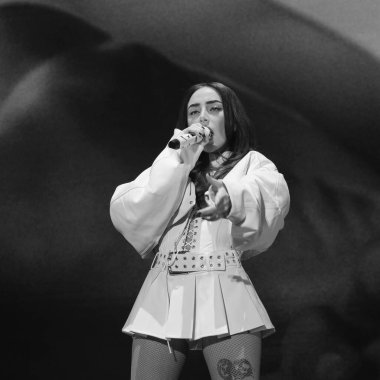 Şarkıcı Nicki Nicole, Madrid 'deki Wizkcenter' daki Abre su alma turnesi sırasında sahne almaktadır. 21 Mart 2024 İspanya