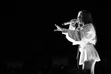 Şarkıcı Nicki Nicole, Madrid 'deki Wizkcenter' daki Abre su alma turnesi sırasında sahne almaktadır. 21 Mart 2024 İspanya