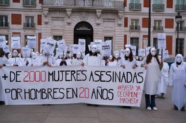 Feminist gruplar en son maço cinayetler için Madrid 'deki Puerta del Sol' da 25 Mart 2024 'te Madrid, İspanya' da toplandılar. Eşitlik Bakanlığı 2024 yılında erkek şiddetiyle işlenen altıncı cinayeti doğruladı.
