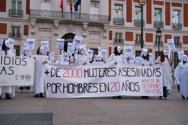 Feminist gruplar en son maço cinayetler için Madrid 'deki Puerta del Sol' da 25 Mart 2024 'te Madrid, İspanya' da toplandılar. Eşitlik Bakanlığı 2024 yılında erkek şiddetiyle işlenen altıncı cinayeti doğruladı.