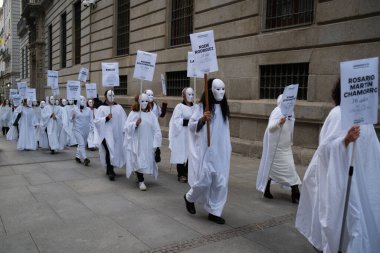 Feminist gruplar en son maço cinayetler için Madrid 'deki Puerta del Sol' da 25 Mart 2024 'te Madrid, İspanya' da toplandılar. Eşitlik Bakanlığı 2024 yılında erkek şiddetiyle işlenen altıncı cinayeti doğruladı.