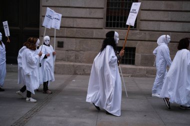 Feminist gruplar en son maço cinayetler için Madrid 'deki Puerta del Sol' da 25 Mart 2024 'te Madrid, İspanya' da toplandılar. Eşitlik Bakanlığı 2024 yılında erkek şiddetiyle işlenen altıncı cinayeti doğruladı.