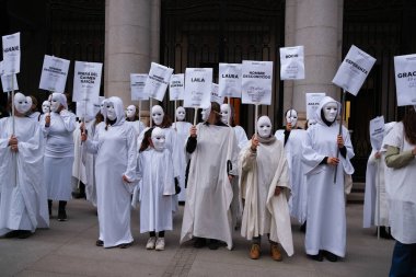 Feminist gruplar en son maço cinayetler için Madrid 'deki Puerta del Sol' da 25 Mart 2024 'te Madrid, İspanya' da toplandılar. Eşitlik Bakanlığı 2024 yılında erkek şiddetiyle işlenen altıncı cinayeti doğruladı.
