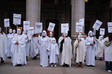 Feminist gruplar en son maço cinayetler için Madrid 'deki Puerta del Sol' da 25 Mart 2024 'te Madrid, İspanya' da toplandılar. Eşitlik Bakanlığı 2024 yılında erkek şiddetiyle işlenen altıncı cinayeti doğruladı.