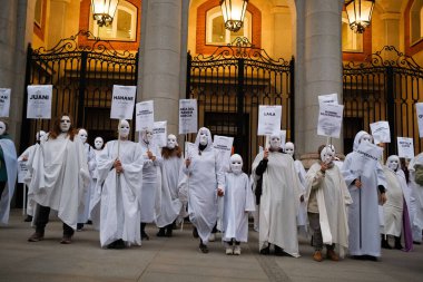 Feminist gruplar en son maço cinayetler için Madrid 'deki Puerta del Sol' da 25 Mart 2024 'te Madrid, İspanya' da toplandılar. Eşitlik Bakanlığı 2024 yılında erkek şiddetiyle işlenen altıncı cinayeti doğruladı.