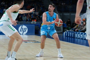 Movistar Estudiantes 'in oyuncusu, WiZink Center' da Movistar Estudiantes ile Amics Castello arasında oynanan LEB Oro Maçı sırasında görüldü. 21 Mart 2024 İspanya