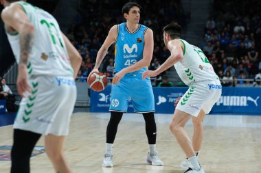 Movistar Estudiantes 'in oyuncusu, WiZink Center' da Movistar Estudiantes ile Amics Castello arasında oynanan LEB Oro Maçı sırasında görüldü. 21 Mart 2024 İspanya