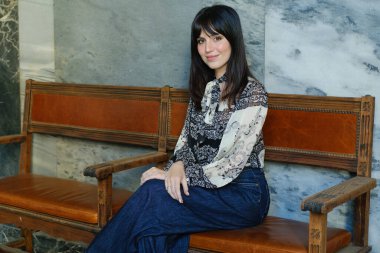 Emi Huelva, 'Mis Ganas Ganan' belgeselinin sunumu sırasında 1 Nisan 2024 'te Madrid' de Elena Huelva 'nın hikayesini anlatıyor.