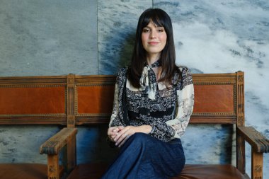 Emi Huelva, 'Mis Ganas Ganan' belgeselinin sunumu sırasında 1 Nisan 2024 'te Madrid' de Elena Huelva 'nın hikayesini anlatıyor.