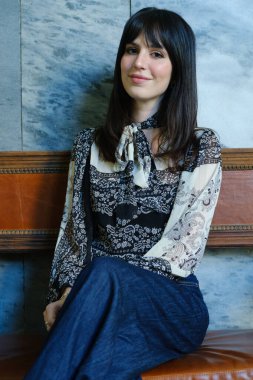 Emi Huelva, 'Mis Ganas Ganan' belgeselinin sunumu sırasında 1 Nisan 2024 'te Madrid' de Elena Huelva 'nın hikayesini anlatıyor.