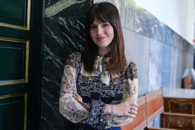 Emi Huelva, 'Mis Ganas Ganan' belgeselinin sunumu sırasında 1 Nisan 2024 'te Madrid' de Elena Huelva 'nın hikayesini anlatıyor.