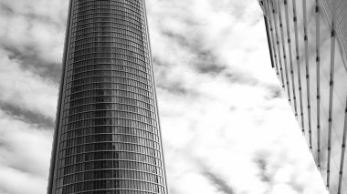 Madrid 'deki Paseo de la Castellana' daki PwCl Kulesi 'nin, dört kulenin mali kompleksinin manzarası. İspanya 'da