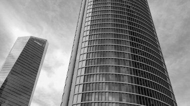 Madrid 'deki Paseo de la Castellana' daki PwCl Kulesi 'nin, dört kulenin mali kompleksinin manzarası. İspanya 'da