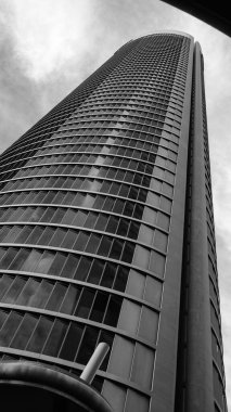 Madrid 'deki Paseo de la Castellana' daki PwCl Kulesi 'nin, dört kulenin mali kompleksinin manzarası. İspanya 'da