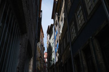 1 Nisan 2024, Portekiz, Porto 'nun tarihi merkezinde Barrio Do Barredo manzarası