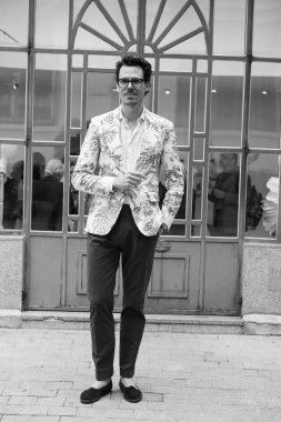 Tasarımcı Juan Avellaneda, 2 Nisan 2024 'te Madrid' deki See Iou için Avellaneda koleksiyonunun sunumu sırasında poz verdi.