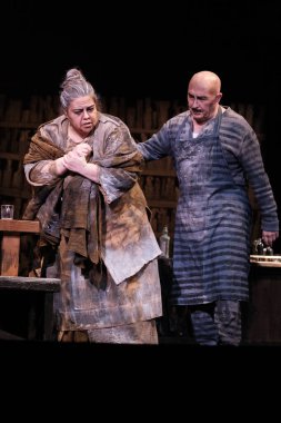 Aktörler Madrid 'deki Zarzuela Tiyatrosu' nda JUAN JOSE operasının sunumu sırasında gösteri yaptılar. 2 Nisan 2024, İspanya