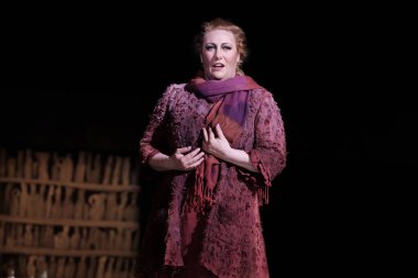 Aktörler Madrid 'deki Zarzuela Tiyatrosu' nda JUAN JOSE operasının sunumu sırasında gösteri yaptılar. 2 Nisan 2024, İspanya