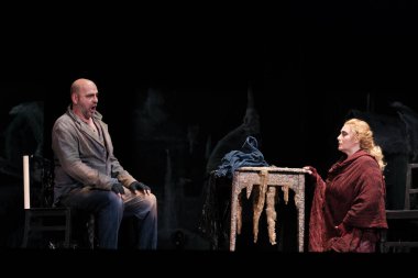 Aktörler Madrid 'deki Zarzuela Tiyatrosu' nda JUAN JOSE operasının sunumu sırasında gösteri yaptılar. 2 Nisan 2024, İspanya