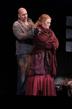 Aktörler Madrid 'deki Zarzuela Tiyatrosu' nda JUAN JOSE operasının sunumu sırasında gösteri yaptılar. 2 Nisan 2024, İspanya