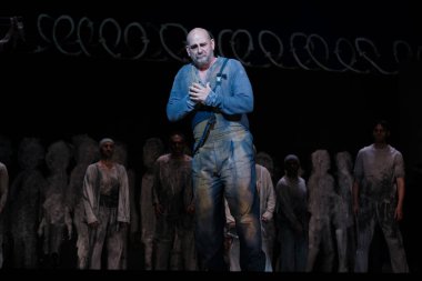 Aktörler Madrid 'deki Zarzuela Tiyatrosu' nda JUAN JOSE operasının sunumu sırasında gösteri yaptılar. 2 Nisan 2024, İspanya