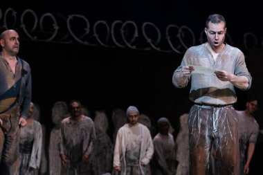 Aktörler Madrid 'deki Zarzuela Tiyatrosu' nda JUAN JOSE operasının sunumu sırasında gösteri yaptılar. 2 Nisan 2024, İspanya